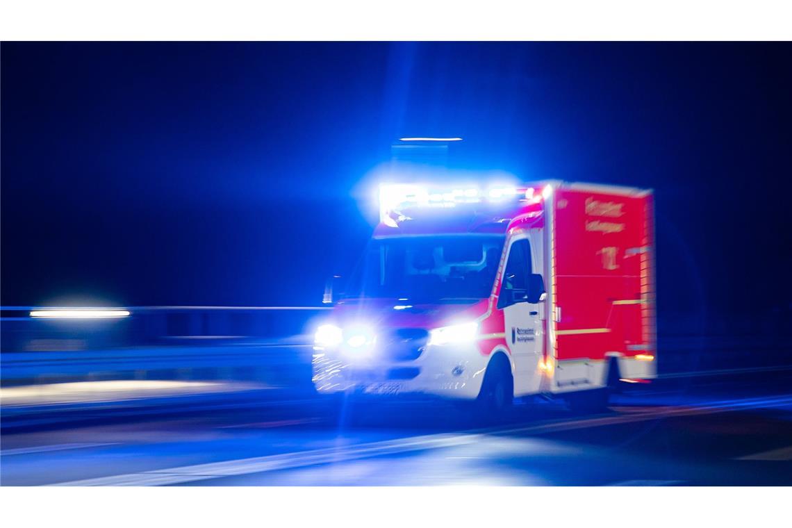 Mann bei Streit in Asylunterkunft mit Messer schwer verletzt Ein 25-Jähriger wurde mit einem Rettungswagen in ein Krankenhaus gebracht. (Symbolbild)