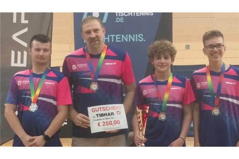 Ein 250-Euro-Gurschein als Preis für den zweiten Platz:&nbsp; Timo Marquart, Holger Salmon, Jonas Rein und Janne Fallscheer (v. li.) stießen in der Leistungsklasse C bis ins Endspiel vor.