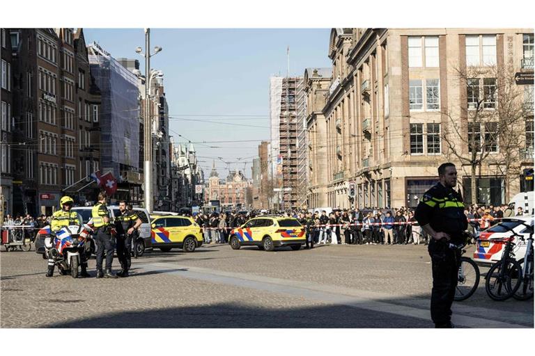 Ein 30-Jähriger hat in der Innenstadt von Amsterdam mehrere Menschen angegriffen.
