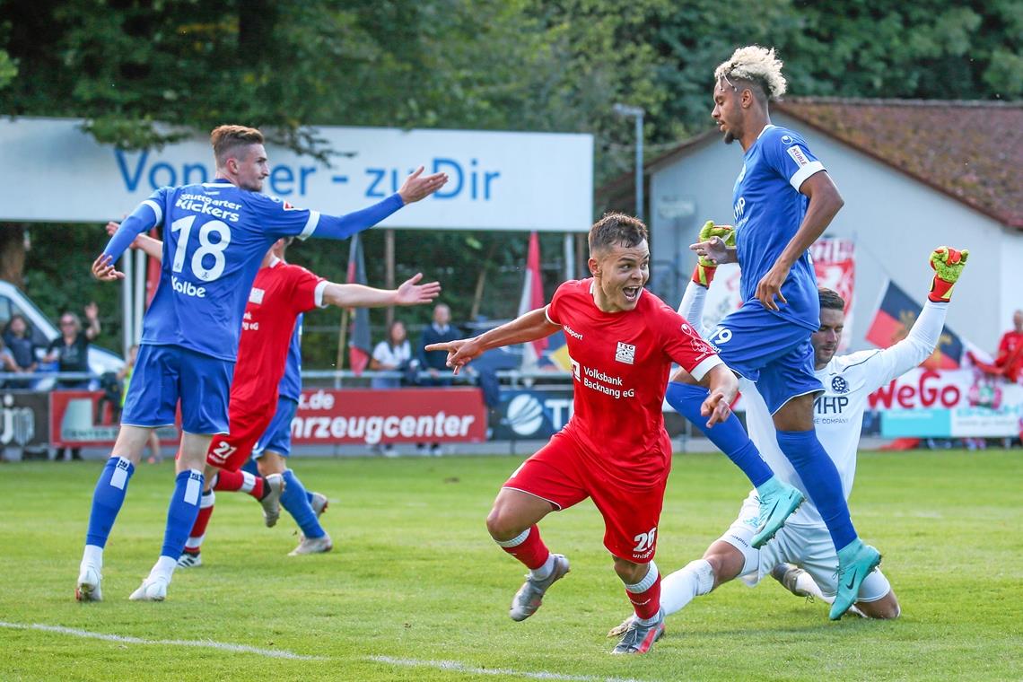 Zwei Traditionsklubs nähern sich an Ein 3:3 gab es beim bislang letzten Duell zwischen Rot und Blau. Niklas Pollex bejubelte das zwischenzeitliche 2:1 für die TSG.Foto: A. Becher