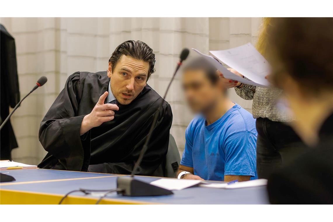Mit Hähnchenschenkel zugeschlagen? 42-Jähriger vor Gericht Ein 42-Jähriger steht wegen Angriffen auf Menschen vor Gericht.