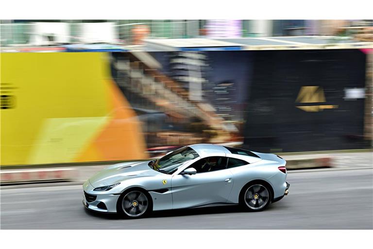 Ein 44-Jähriger krachte mit einem Ferrari Portofino ins Heck eines VW. (Symbolbild)