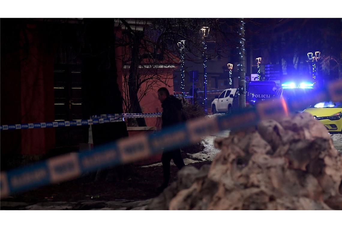 Schütze erschießt sich nach Flucht selbst Ein 45-jähriger Mann hat in der montenegrinischen Kleinstadt Cetinje mit einer Schusswaffe mehrere Menschen getötet.