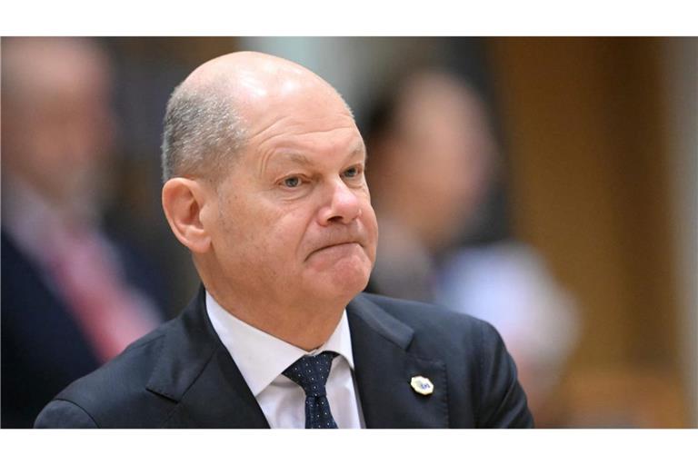 Ein 50-Jähriger umarmte Bundeskanzler Olaf Scholz auf dem Gelände des Frankfurter Flughafens. Jetzt wurde er vor Gericht verurteilt (Archivfoto).