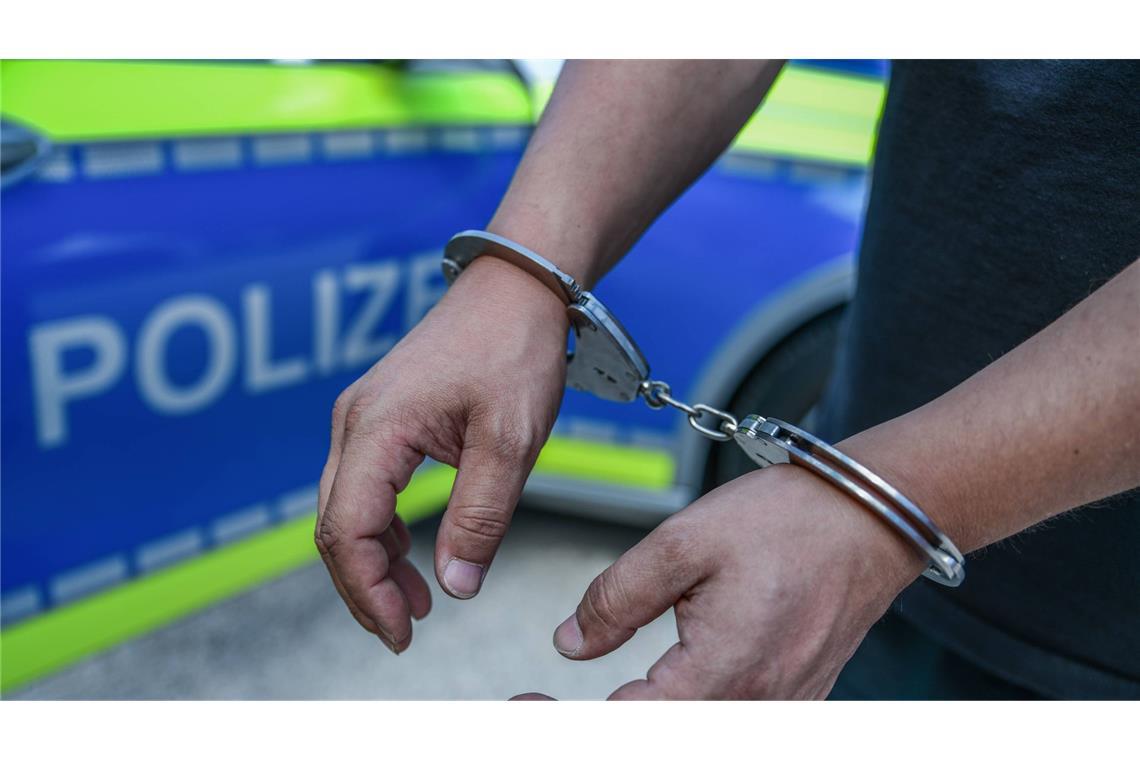 51-Jähriger bespritzt Beamte mit Bier und schlägt mit Flasche zu Ein 51-Jähriger in einem psychischen Ausnahmezustand hat am Samstag in Schwäbisch Hall Polizisten angegriffen. Er kam in eine Fachklinik (Symbolfoto).