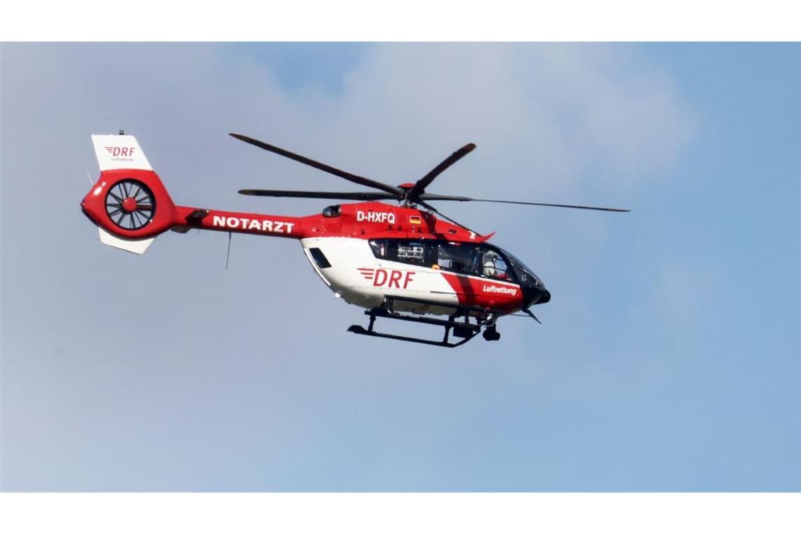 Ein 54-Jähriger musste wegen Verbrennungen im Gesicht von einem Rettungshubschrauber in eine Spezialklinik gebracht werden. (Symbolbild)