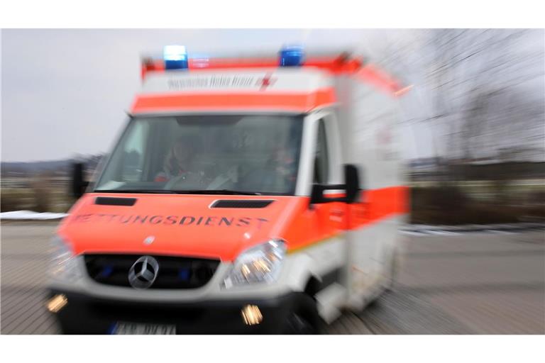 Ein 60-Jähriger ist in Neu-Ulm in seinem eigenen Garten von einem Auto erfasst und schwer verletzt worden. (Symbolbild)