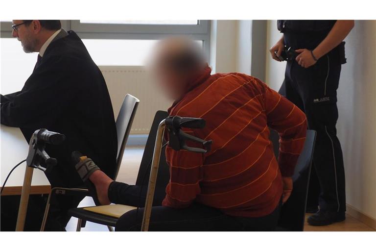 Ein  61-Jährige steht vor Gericht, weil er seinen Rollator und einen Einkaufswagen zur Tötung seiner Nachbarin unter Strom gesetzt haben soll.