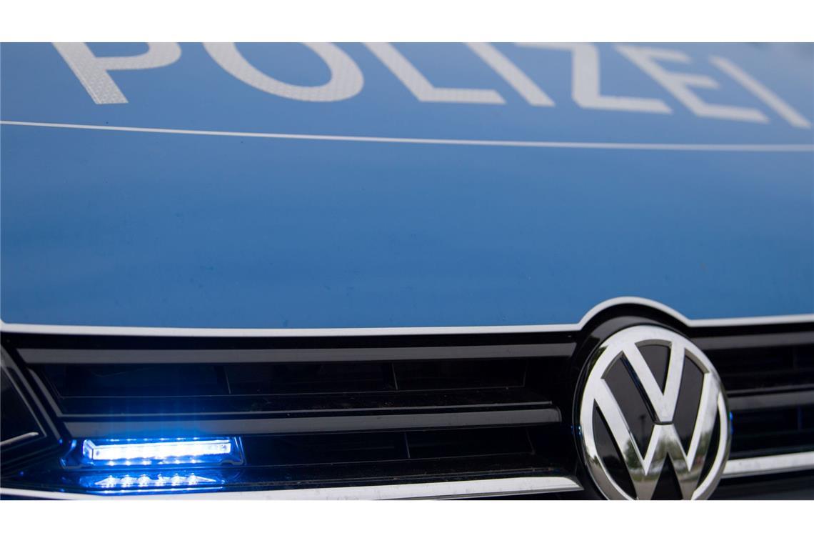 Ein 69-Jähriger ist ohne Handy auf einem Autobahn-Parkplatz zurückgeblieben, die Polizei musste helfen. (Symbolbild)