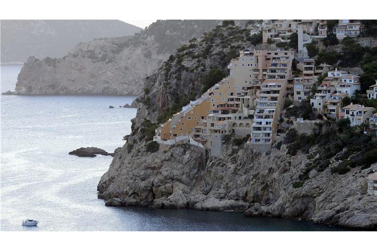 Ein 79-jähriger Deutscher hat in Port d'Andratx auf Mallorca wochenlang tot in seiner Mietwohnung in einer Apartmentanlage am Meer gelegen. (Archivbild)