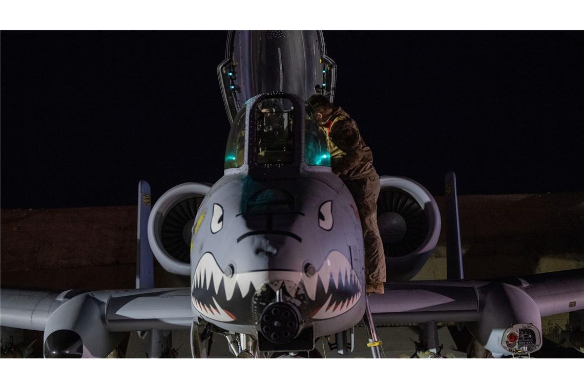 Ein A-10 Thunderbolt II wird für einen Flug vorbereitet.
