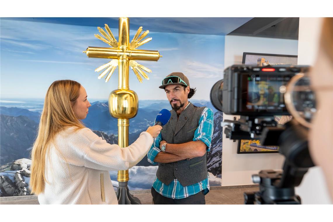 Ein Abbild des Kreuzes von Künstler Bernhard Rieger in der Bergstation ist offiziell für Aufkleber zugelassen. (Archivbild)