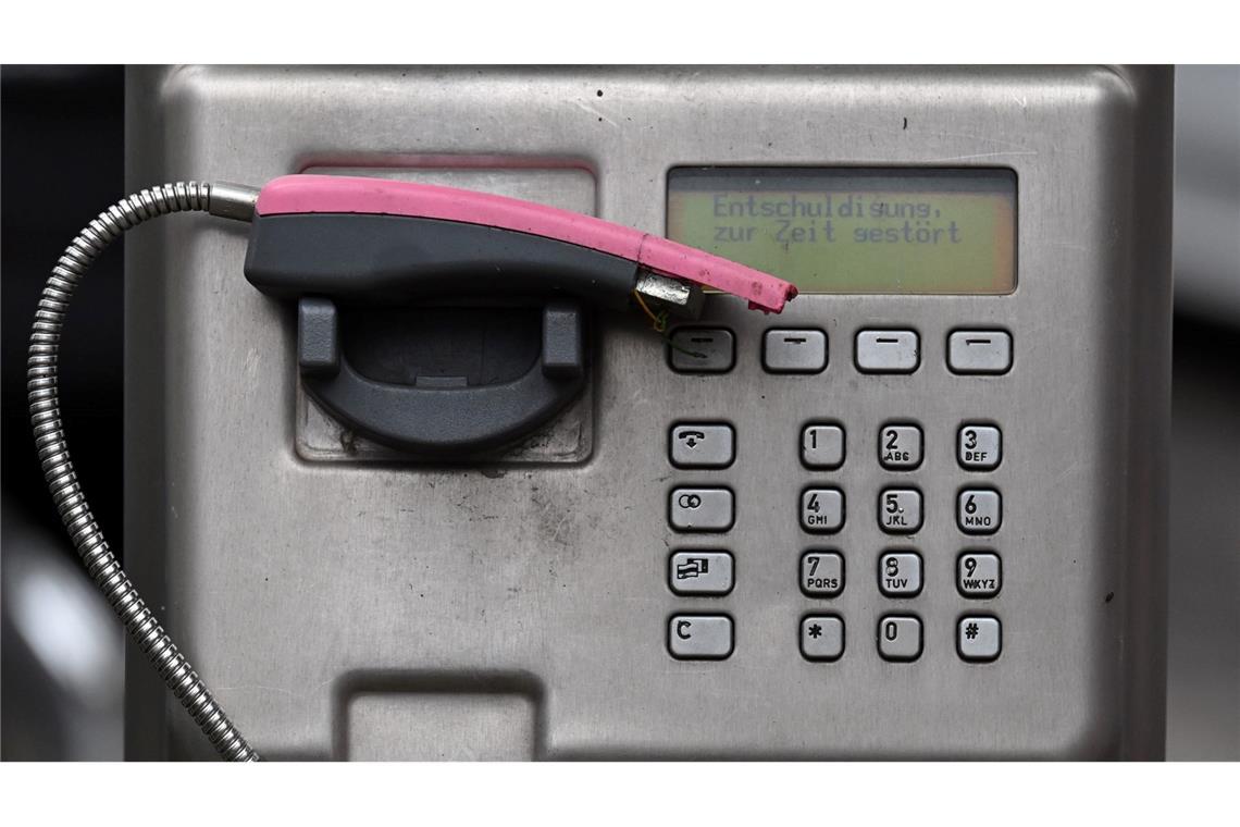 Elektroschrott am Wegesrand: Telefonzellen-Abbau dauert noch Ein abgebrochener Telefonhörer liegt in der Halterung eines deaktivierten Fernsprechers.