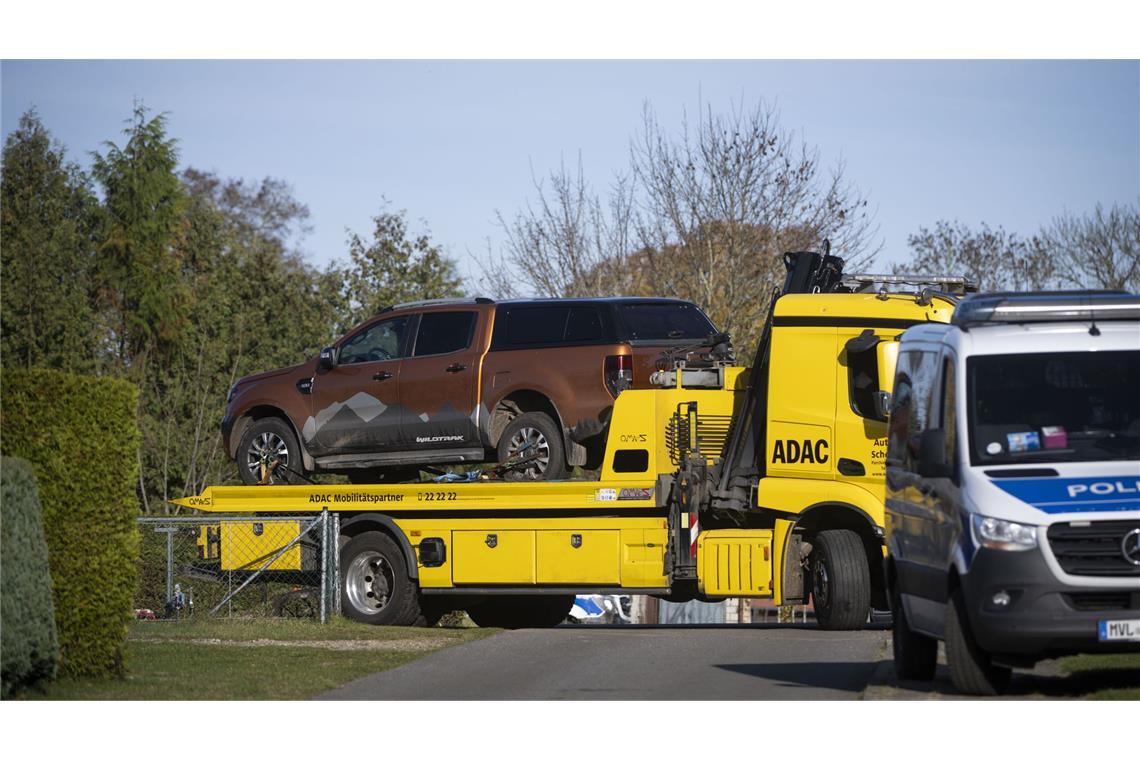 Ein Abschleppwagen transportiert einen Geländewagen im Rahmen einer Hausdurchsuchung in Reimershagen.
