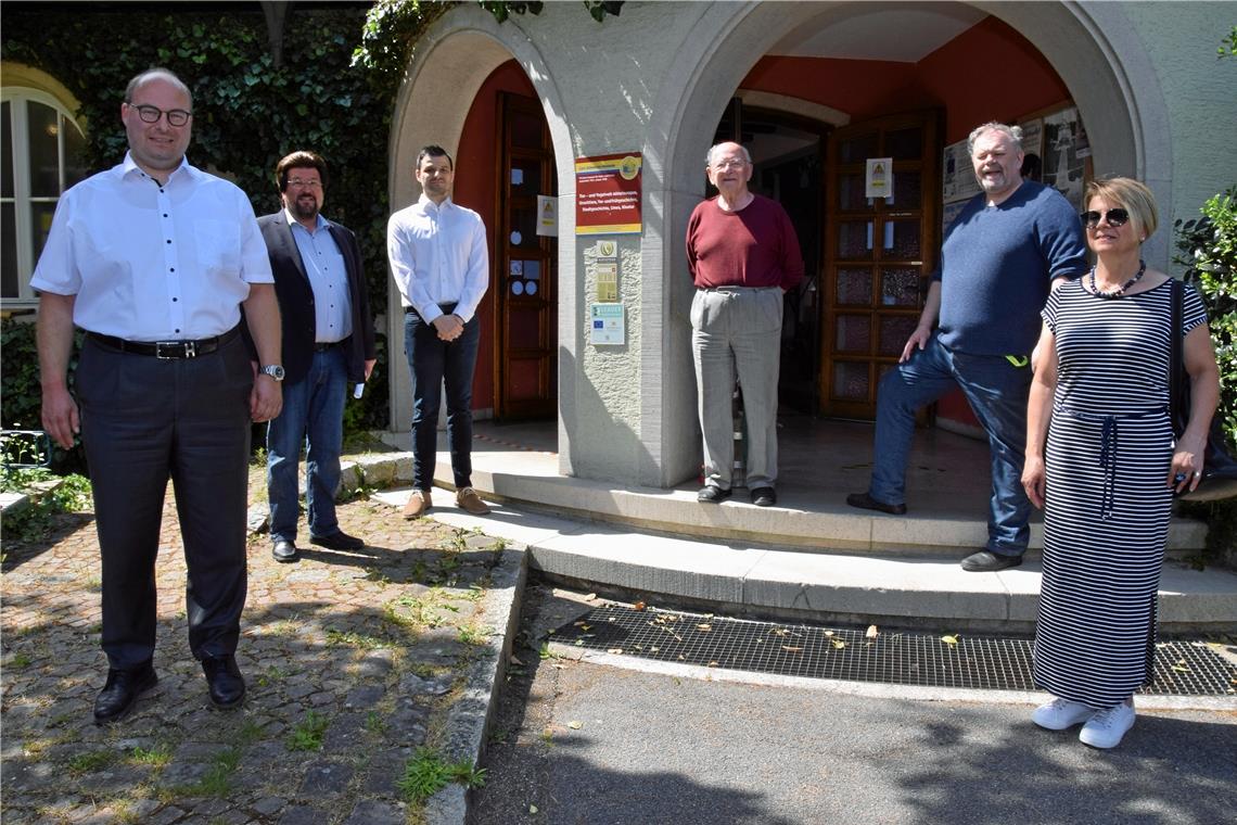 Sonderzuschuss und andere Unterstützungen Ein Abschlusstreffen zum Leader-Projekt hier mit (von links) Bürgermeister Armin Mößner, Uwe Matti, Johannes Ernst, Rolf und Christian Schweizer sowie Heiderose Gölz war noch möglich, aber die Bedingungen im Coronajahr waren fürs Carl-Schweizer-Museum sehr schwierig. Foto: E. Klaper