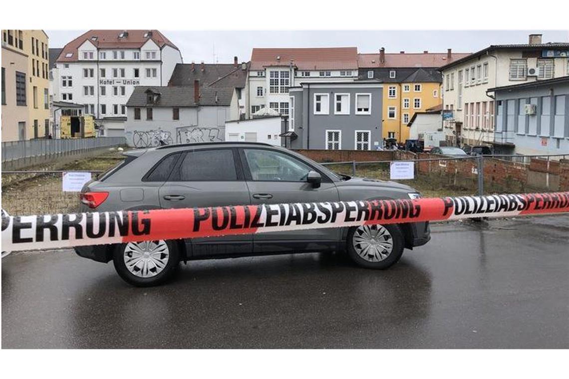 Erste Details zur Identität der Toten Ein Absperrband der Polizei am Tatort.