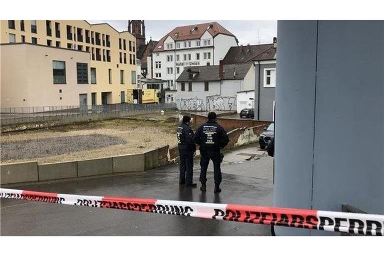 Ein Absperrband der Polizei am Tatort in Offenburg. (Archivbild)