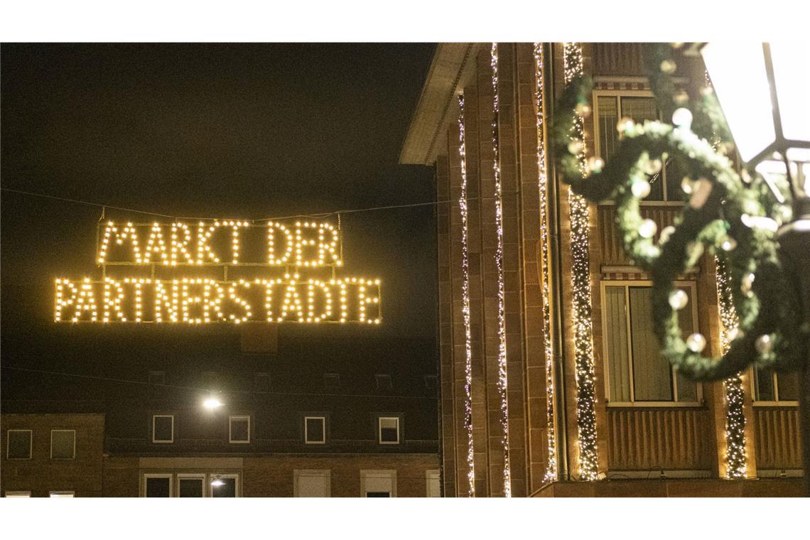 6 Tipps für einen Adventsausflug nach Nürnberg Ein Abstecher zum Markt der Partnerstädte am Rathaus lohnt sich.