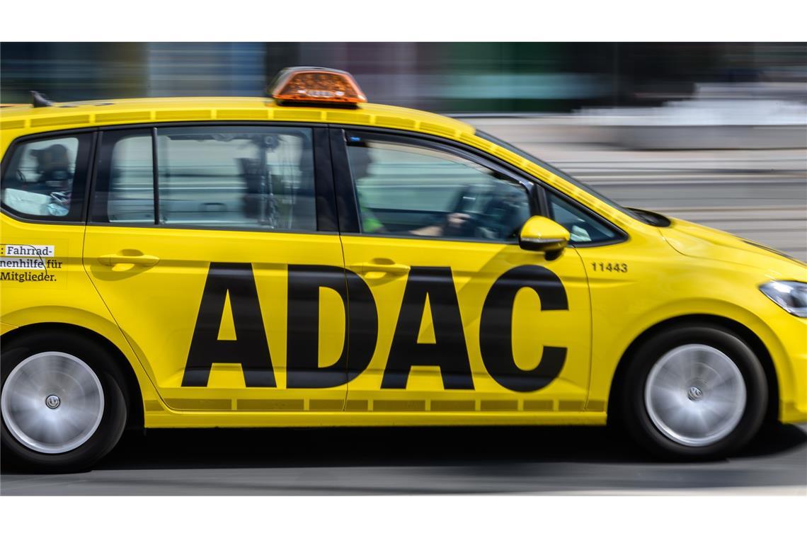 E-Autos haben viel seltener Pannen als Verbrenner Ein ADAC-Fahrzeug für die Pannenhilfe fährt durch die Innenstadt. (Symbolbild)