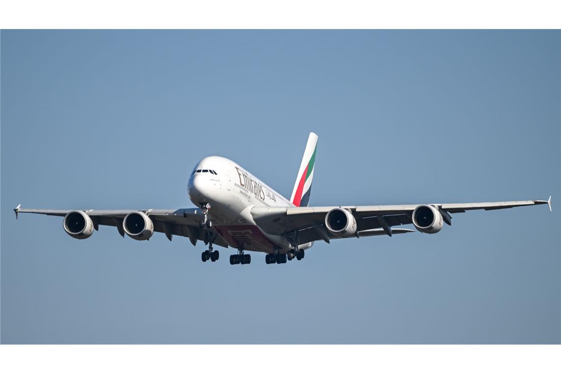 Ein Airbus A380 der Emirates-Airline ist im Landeanflug auf den Frankfurter Flughafen (Archivbild).