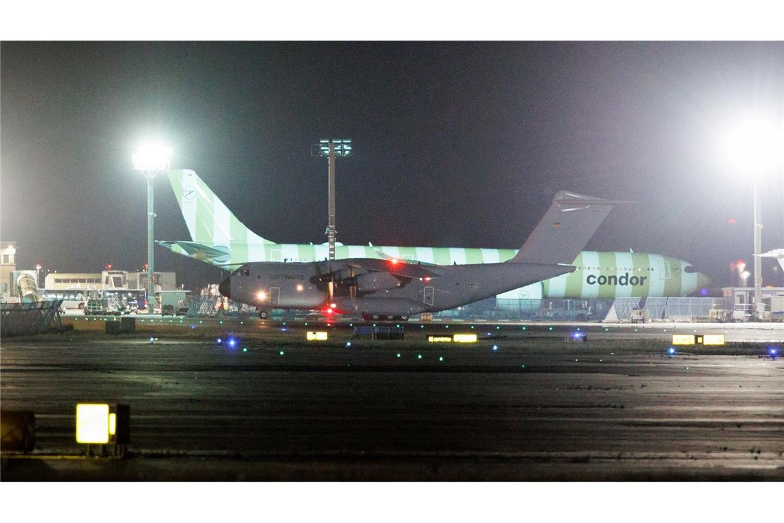 Bilder des Tages Ein Airbus A400M der Bundeswehr mit deutschen Israel-Rückkehrern an Bord rollt auf dem Flughafen Frankfurt zu seiner Parkposition.