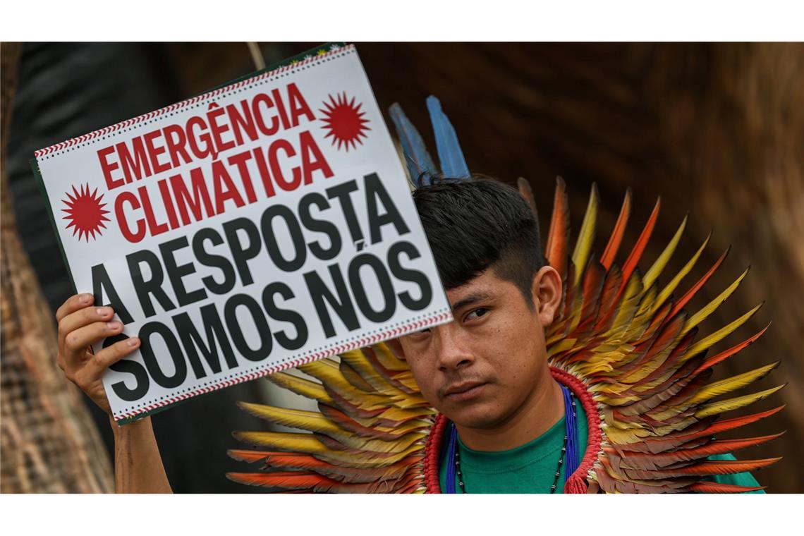 Ein Aktivist ist vor dem Gelände der Weltklimakonferenz in Brasilien zu sehen. (Archivbild)