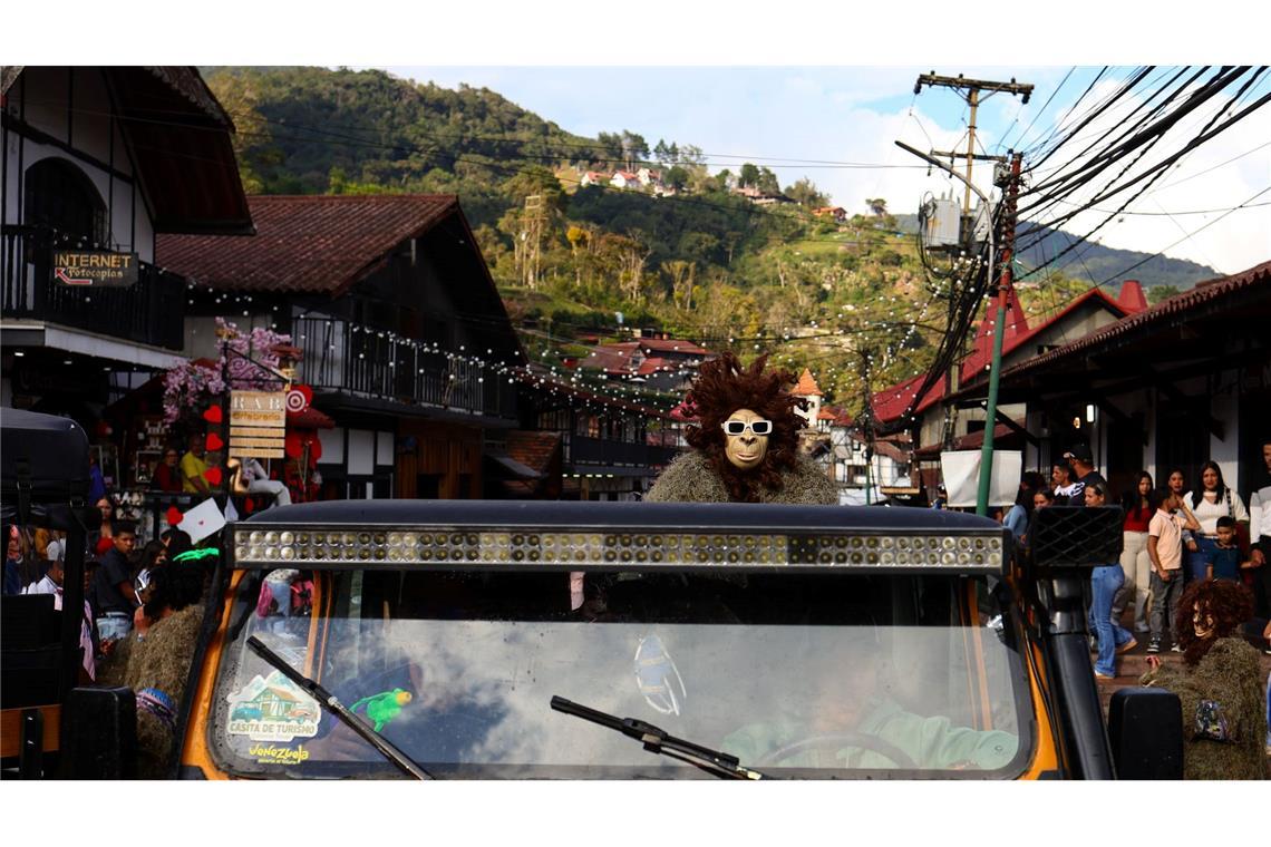 Ein als Gorilla verkleideter Mann nimmt an einem traditionellen deutsch-venezolanischen Fest während der Karnevalsfeierlichkeiten in Colonia Tovar in Venezuela teil.