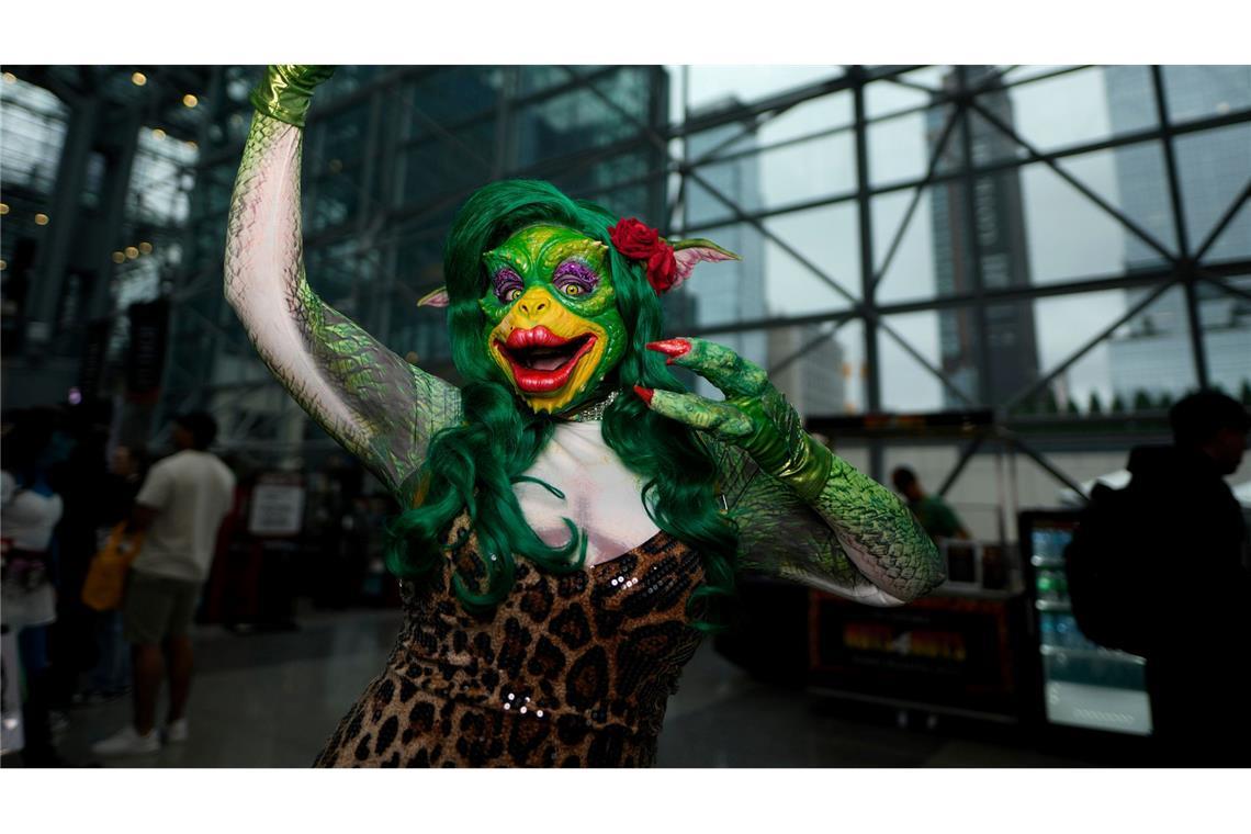 Ein als Gremlin verkleideter Besucher posiert während der New York Comic Con im Jacob K. Javits Convention Center.