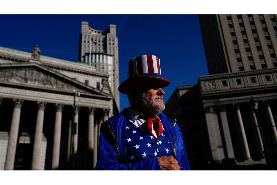 Bilder des Tages Ein als Onkel Sam verkleideter Demonstrant nimmt an einem Protest auf dem Foley Square in New York anlässlich des Aktionstages für die Hochschulbildung teil.