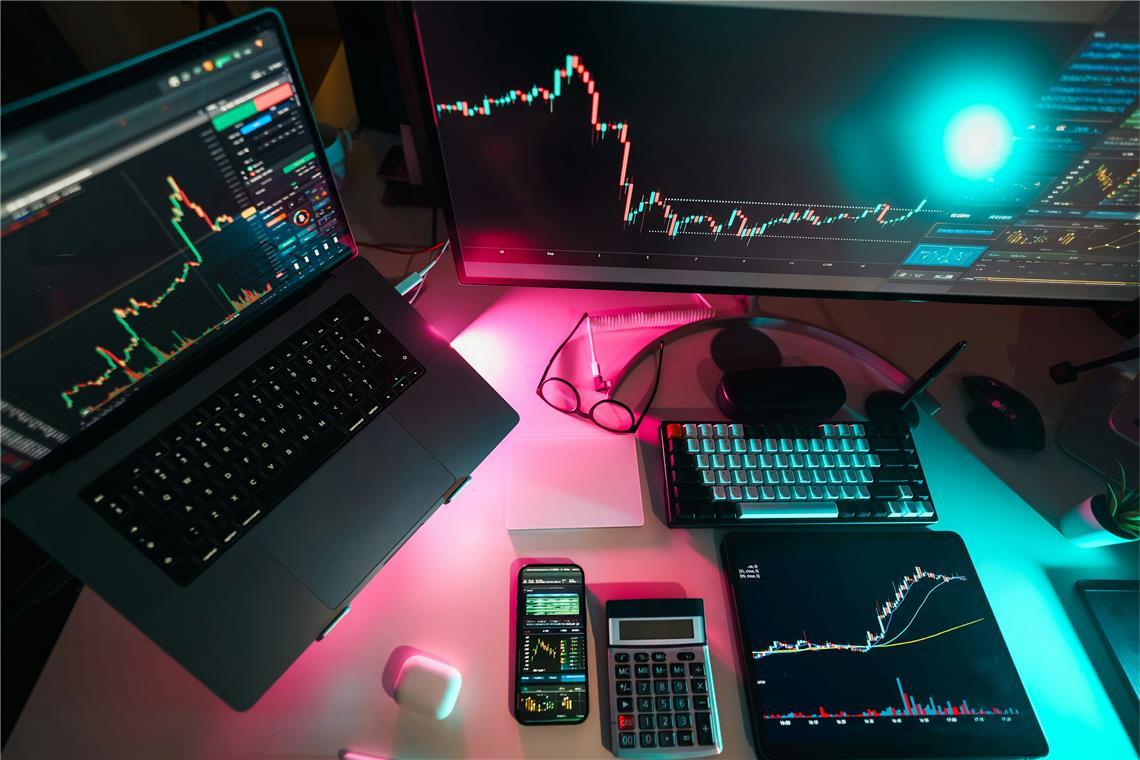 Mann fällt auf Anlagebetrüger herein Ein Althütter fiel auf einen angeblichen Investmentvermittler herein. Symbolfoto: Jakub Żerdzicki auf Unsplash