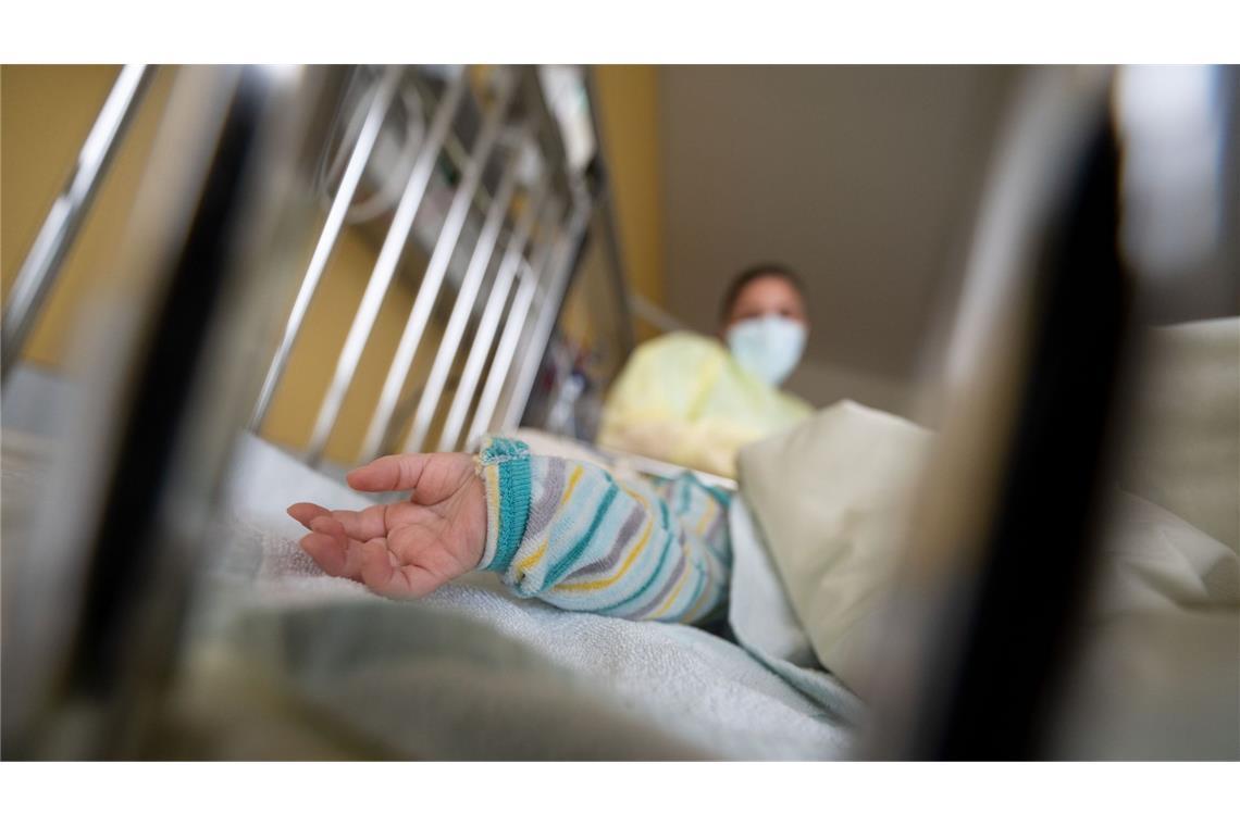 Wie gefährlich ist RSV für Kinder? Ein am Respiratorischen Synzytial-Virus (RS-Virus oder RSV) erkrankter kleiner Patient liegt auf einer Kinderstation eines Klinkums in einem Krankenbett.