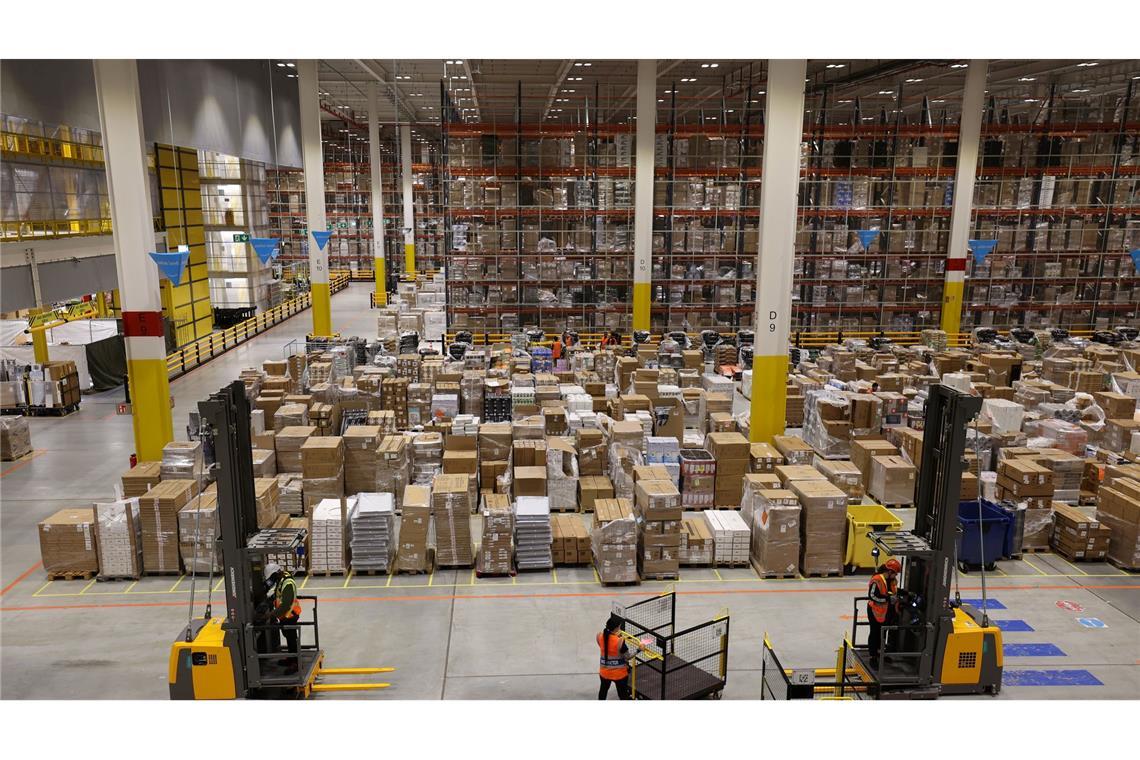 Amazon erhöht Einstiegslöhne in der Logistik Ein Amazon-Logistikzentrum in Dummerstorf, Mecklenburg-Vorpommern. Der US-Konzern kündigt eine Lohnerhöhung für seine Logistik-Mitarbeiter in Deutschland an.