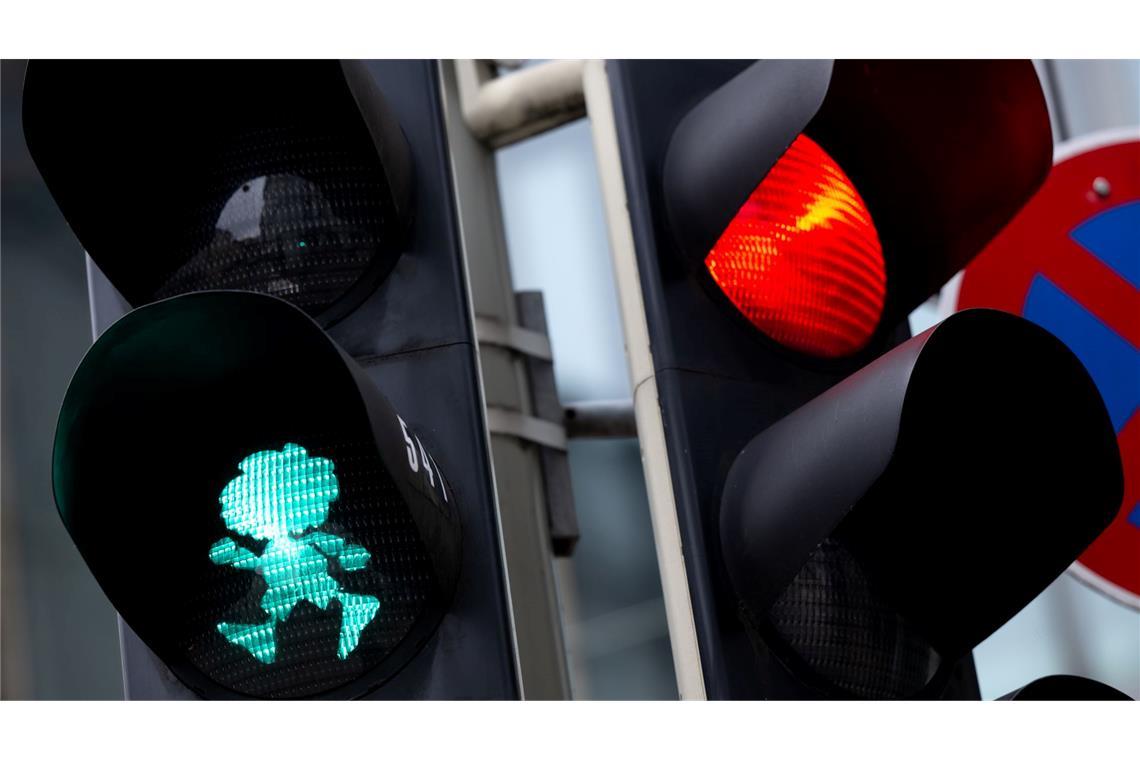 Bilder des Tages Ein Ampel-Männchen in Form von Pumuckl leuchtet bei Grün an einer Fußgänger-Ampel.