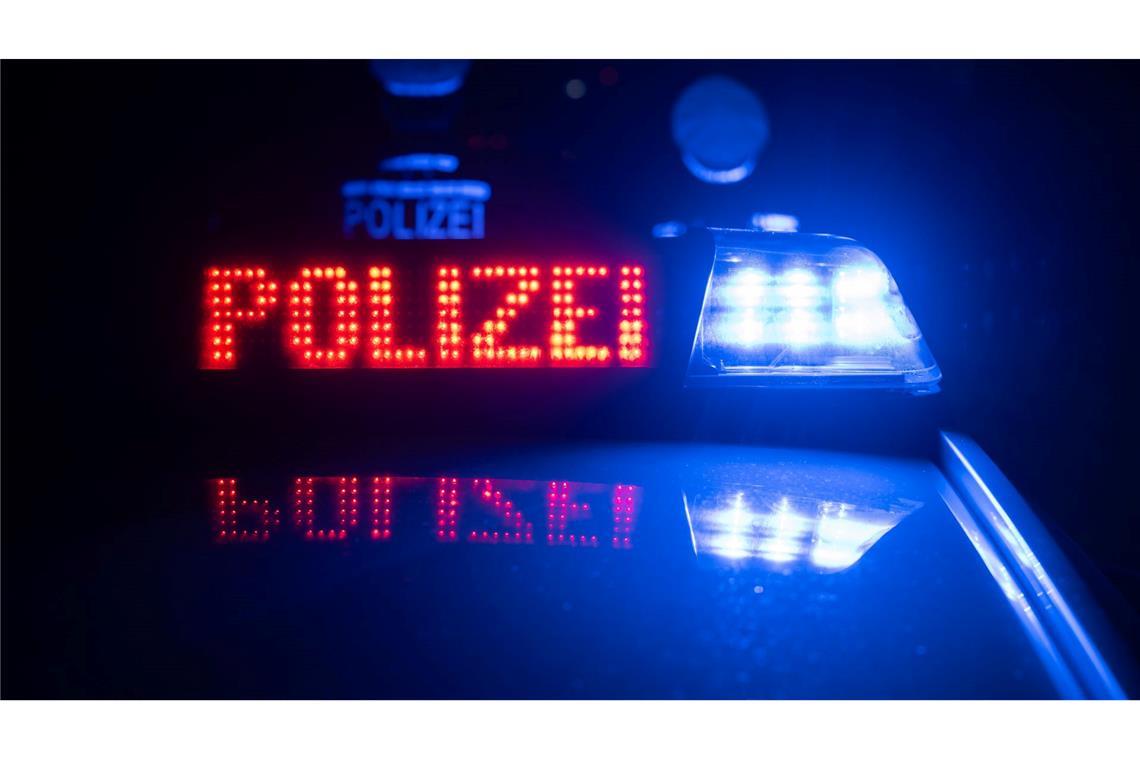 Polizei stoppt mutmaßlich bewaffneten Rettungswagendieb Ein angeblich bewaffneter Mann liefert sich eine Verfolgungsfahrt mit der Polizei (Archivbild).