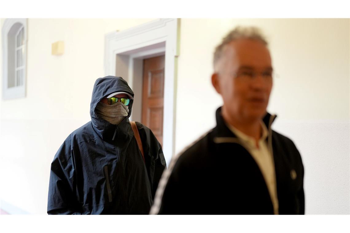 Applaus für Delling im Gericht - "Nie etwas Unrechtes getan" Ein angeklagter Sicherheitsunternehmer auf dem Weg in den Gerichtssaal.