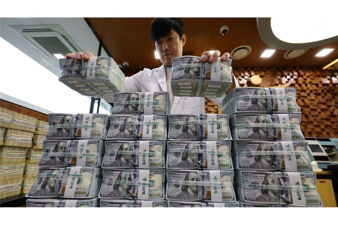 Bilder des Tages Ein Angestellter sortiert in der Zentrale der Hana Bank 100-US-Dollar-Banknoten.