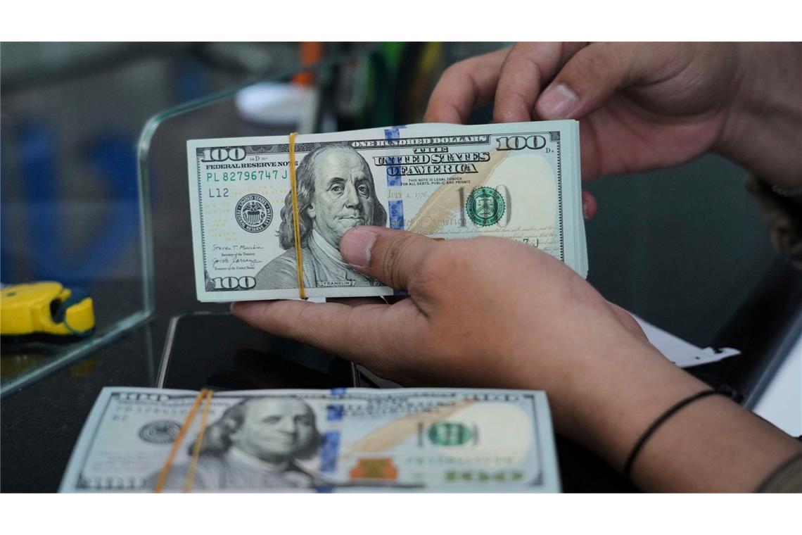 Bilder des Tages Ein Angestellter zählt US-Dollar-Noten in einer Wechselstube.