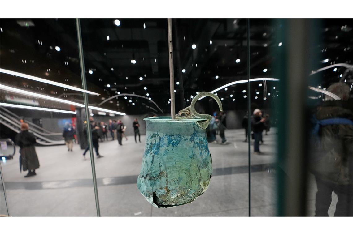 Ein antiker römischer Eimer, mit dem Wasser aus Brunnen geschöpft wurde und der auf das 5. bis 2. Jahrhundert vor Christus datiert wird, ist in der neuen U-Bahn-Station am Kolosseum zu sehen.