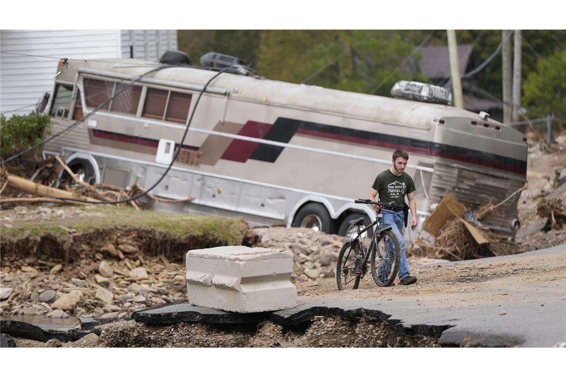 Warum nichts einen Hurrikan stoppen kann Ein Anwohner geht nach dem Hurrikan „Helene“ in Pensacola (North Carolina), zu seinem völlig verwüsteten Haus.