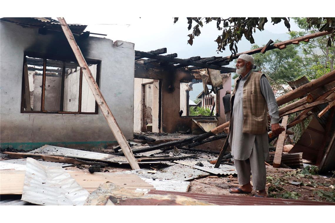 Indien meldet neue Angriffe - Pakistan weist Vorwürfe zurück Ein Anwohner im indisch kontrollierten Kaschmir steht neben einem Haus, das durch pakistanischen Artilleriebeschuss beschädigt worden sein soll. (Foto Archiv)