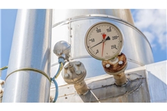 Ein Anzeige für Temperatur ist in der Anlage des Gasspeicher Wolfersberg, östlich von München, an einem der vielen Rohre zu sehen.