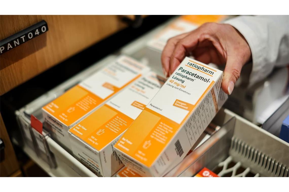 Ein Apotheker nimmt aus einem Schubfach eine Packung Paracetamol-Fiebersaft für Kinder.

Damit immer genügend Medikamente da sind, ändert die Politik in Europa einige Regeln.