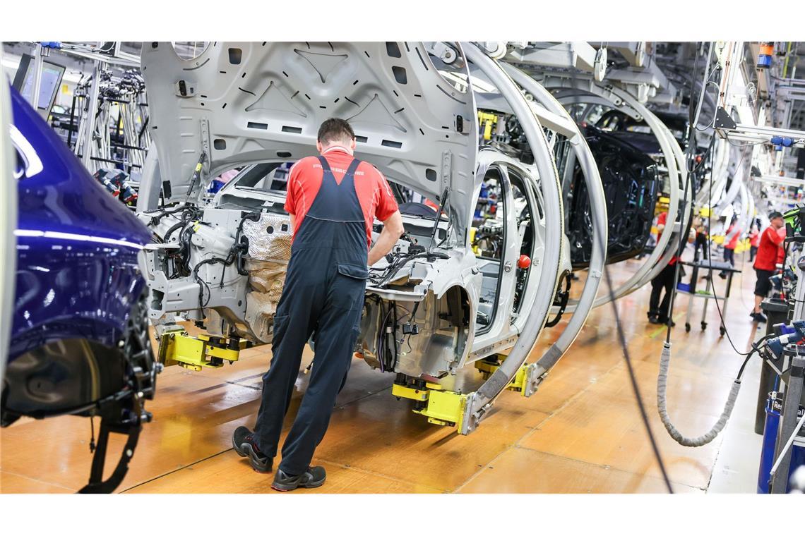 Ifo-Institut: Firmen wollen Jobs streichen Ein Arbeiter in der Industrie - dort wollen die Unternehmen besonders stark Jobs abbauen. (Archivbild)