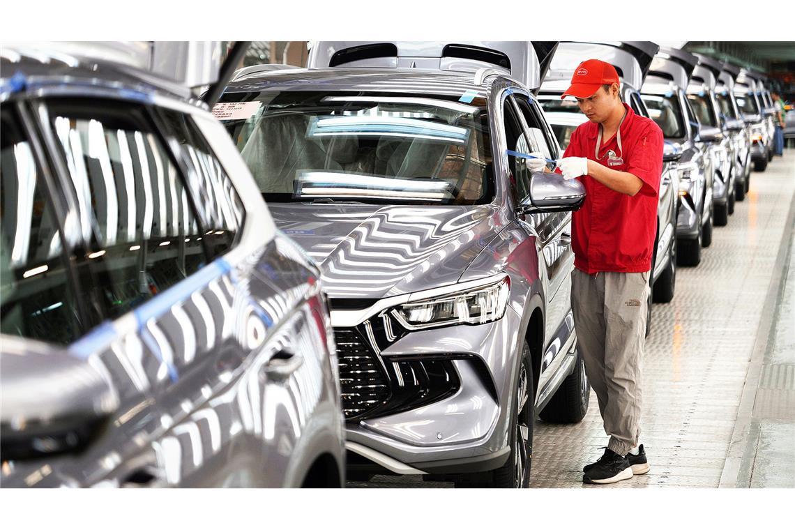 Ein Arbeiter prüft die Qualität eines Fahrzeuges von BYD. Lange wurden die chinesischen Hersteller in Europa nicht Ernst genommen.