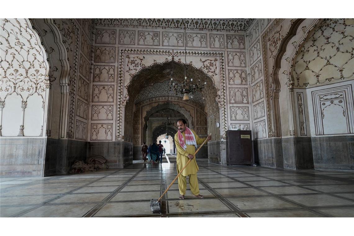 Ein Arbeiter reinigt einen Bereich der historischen Badshahi-Moschee in Vorbereitung auf den bevorstehenden muslimischen Fastenmonat Ramadan in Lahore.