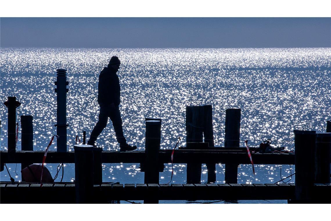 Bilder des Tages Ein Arbeiter repariert die Bootsanleger im kleinen Hafen im Salzhaff an der Ostsee.