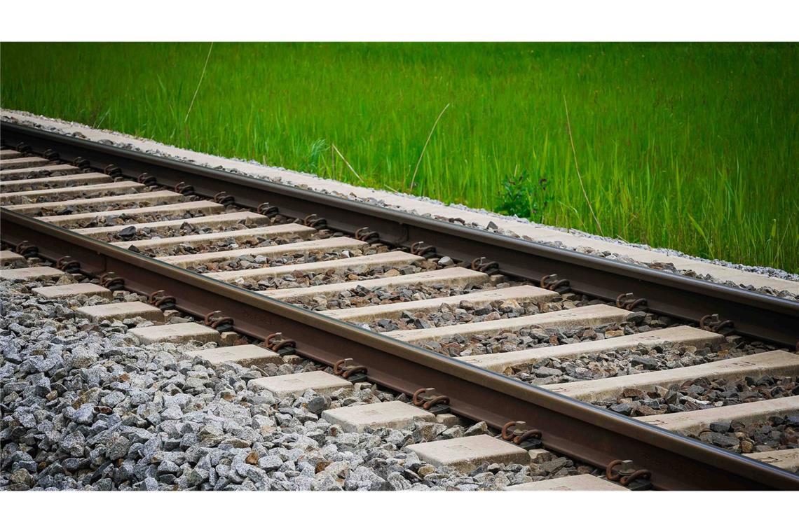 Arbeiter stirbt in Gleisbett – lange Ermittlungen erwartet Ein Arbeiter wurde in Kehl zwischen zwei Eisenbahnwaggons eingeklemmt. (Symbolbild)