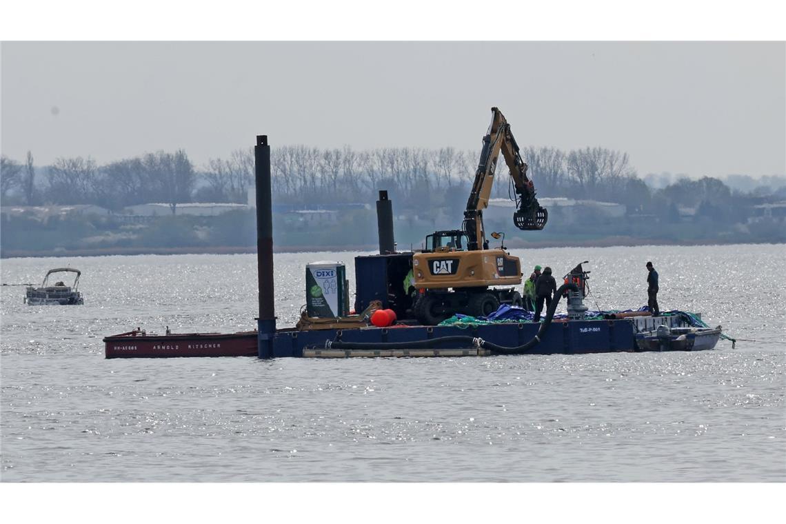 Ein Arbeitsponton mit einem speziellen Bagger und kleinere Begleitboote sind in der Nähe des gestrandeten Buckelwals vor der Insel Poel im Einsatz.