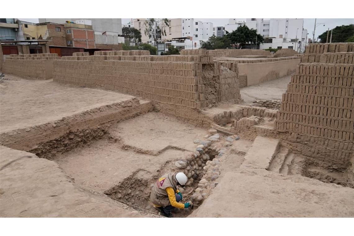 Ein Archäologe gräbt an der Ausgrabungsstätte Huaca Pucllana Skelettreste aus.