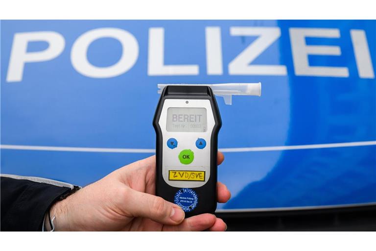 Ein Atemalkoholtest ergab bei dem 17-Jährigen einen Wert von mehr als drei Promille. (Symbolbild)